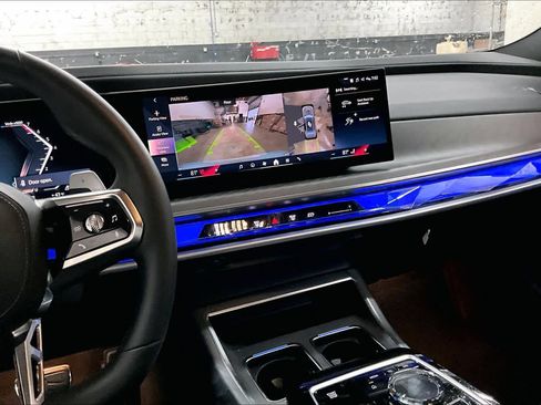 Used 2025 BMW 760i xDrive image 9