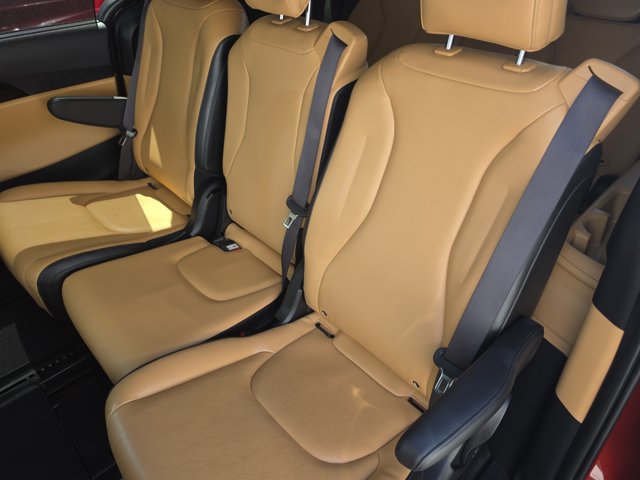 Used 2024 Kia Carnival EX FWD image 7