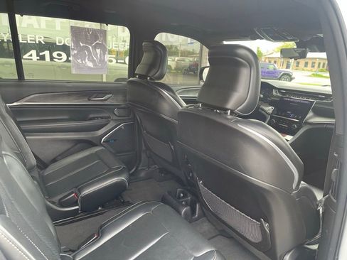 Used 2022 Jeep Grand Cherokee L Overland w/ Luxury Tech Group IV AWD/4WD image 17