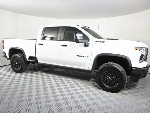 Used 2025 Chevrolet Silverado 2500 ZR2 w/ Technology Package image 9