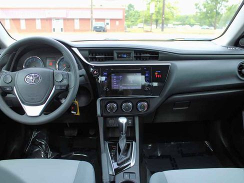 Used 2019 Toyota Corolla L FWD image 11