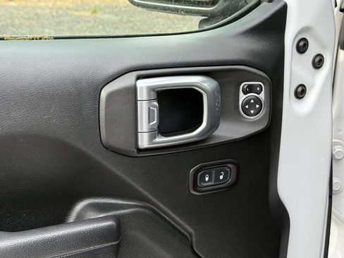 Used 2018 Jeep Wrangler Unlimited Sport S AWD/4WD image 24