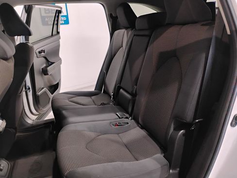 Used 2021 Toyota Highlander L image 23