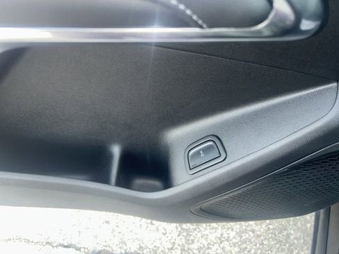 Used 2025 Chevrolet Traverse LT image 14