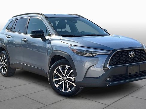 Used 2025 Toyota Corolla Cross XLE w/ Convenience Package image 3