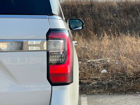 Used 2020 Ford Expedition Limited image 9