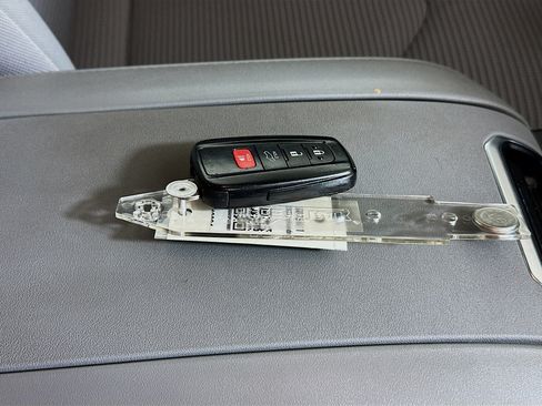 Used 2023 Toyota Highlander LE FWD image 33