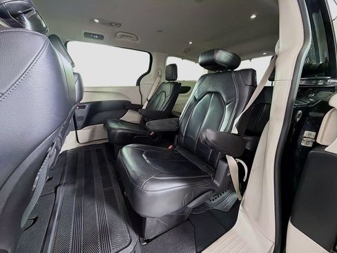 Used 2022 Chrysler Pacifica Touring-L FWD image 22