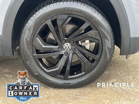 Used 2021 Volkswagen Atlas Cross Sport SE w/ Panoramic Sunroof Package FWD image 4