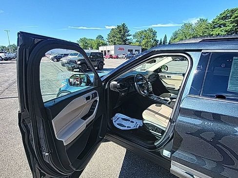 Used 2023 Ford Explorer XLT AWD/4WD image 15