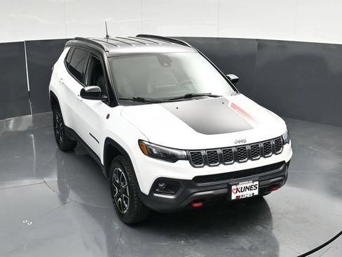 Used 2025 Jeep Compass Trailhawk AWD/4WD image 48