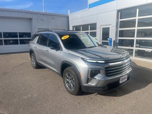 Used 2025 Chevrolet Traverse LT image 2