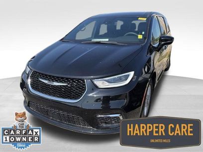 Used 2025 Chrysler Pacifica Select