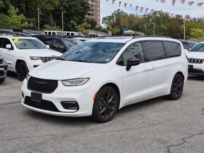 Used 2025 Chrysler Pacifica Limited
