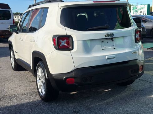 Used 2018 Jeep Renegade Latitude FWD image 3