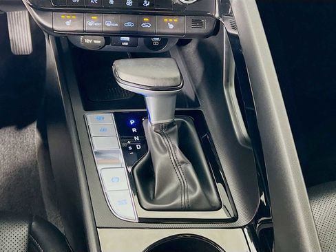 Certified 2025 Hyundai Elantra Limited image 16