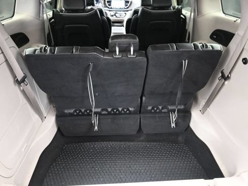 Used 2022 Chrysler Pacifica Limited w/ Uconnect Theater Family Group FWD image 11