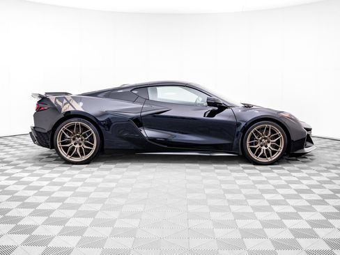 Used 2025 Chevrolet Corvette Z06 RWD image 6