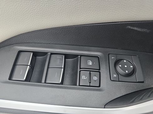 Used 2025 Toyota RAV4 Limited image 28