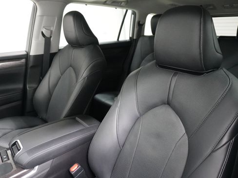 Used 2021 Toyota Highlander Limited image 11