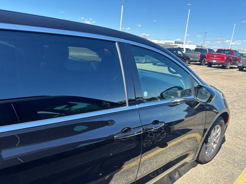 Used 2025 Chrysler Pacifica Select FWD image 10