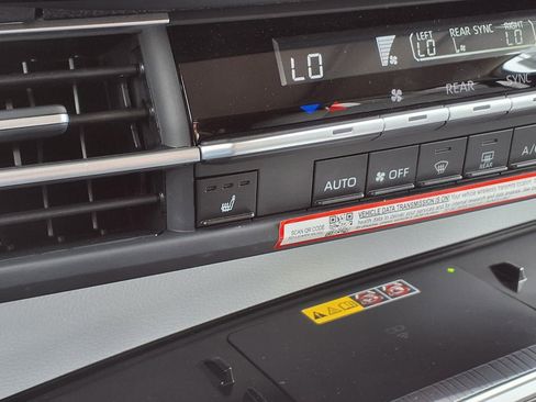 Used 2026 Toyota Sienna XLE FWD image 13