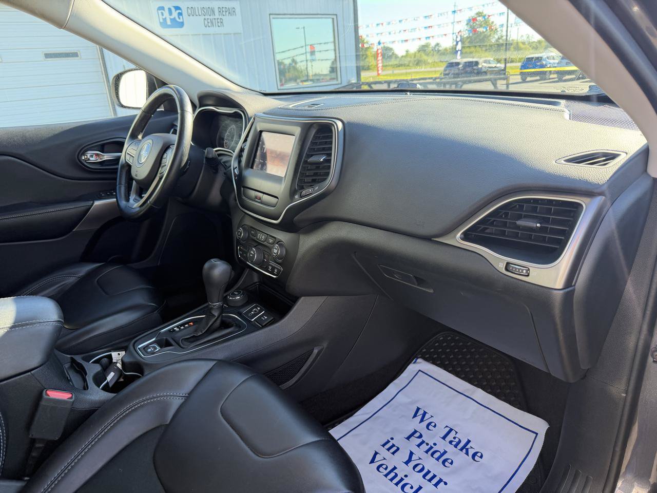 Used 2019 Jeep Cherokee Latitude Plus w/ Cold Weather Group AWD/4WD image 21