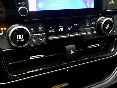 Used 2023 Toyota Highlander XLE AWD/4WD image 32