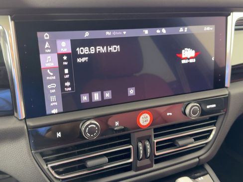 Certified 2026 Porsche Macan AWD/4WD image 23