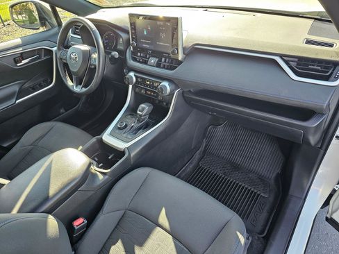 Used 2022 Toyota RAV4 SE w/ Convenience Package image 11