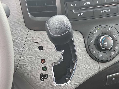 Used 2011 Toyota Sienna LE image 29