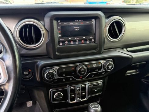 Used 2020 Jeep Wrangler Unlimited Sahara AWD/4WD image 19