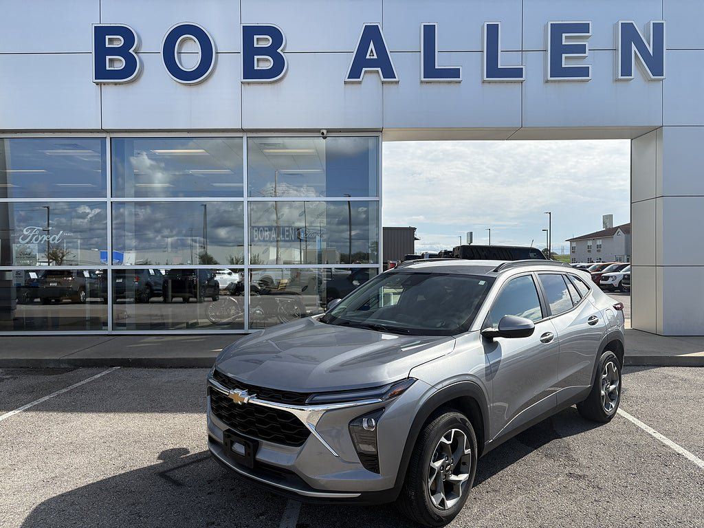 Used 2025 Chevrolet Trax LT FWD image 1