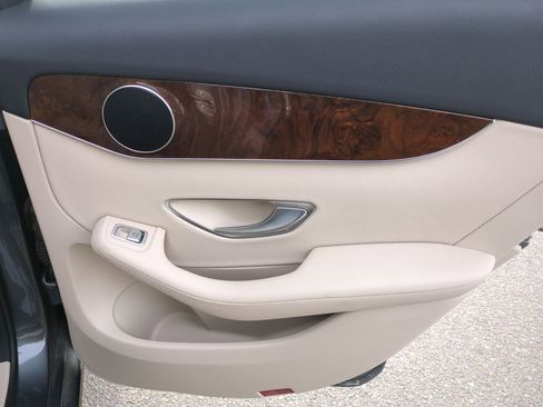 Used 2018 Mercedes-Benz GLC 300 4MATIC image 33