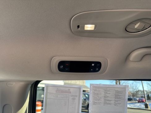 Used 2023 Chrysler Pacifica Touring-L image 28