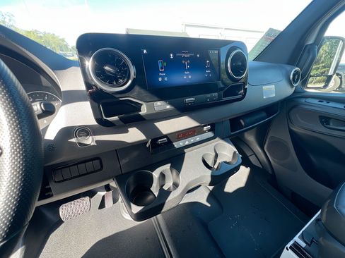 Used 2025 Mercedes-Benz Sprinter 2500 image 26