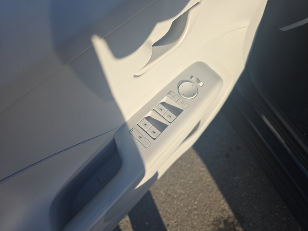 Used 2025 Hyundai Kona SEL FWD image 11