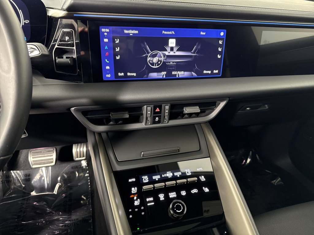 Certified 2025 Porsche Macan Turbo Electric AWD/4WD image 30