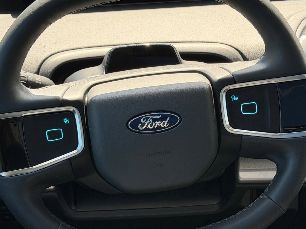 Used 2025 Ford Expedition Active RWD image 14