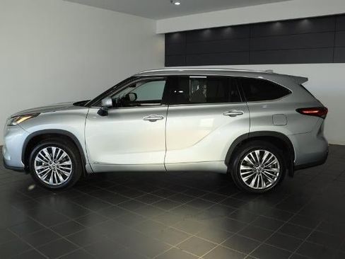 Used 2024 Toyota Highlander Platinum image 2