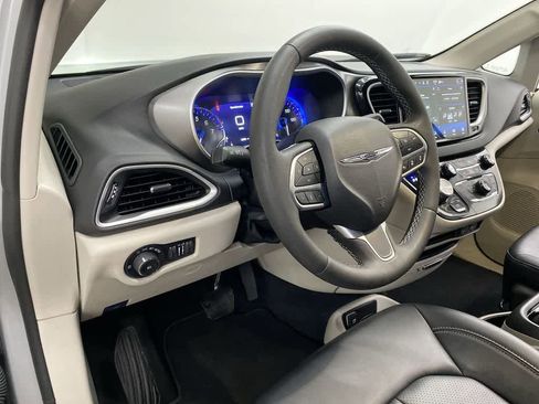 Used 2024 Chrysler Pacifica Touring-L image 2