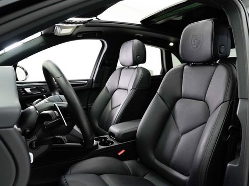 Certified 2025 Porsche Macan AWD/4WD image 37