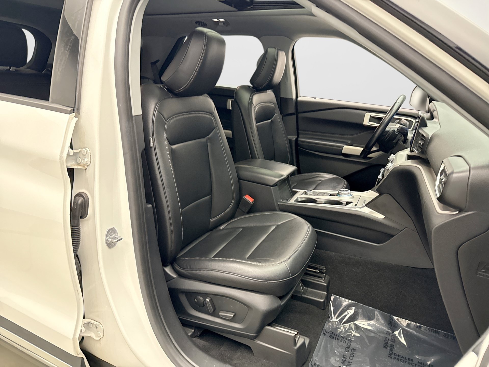 Used 2020 Ford Explorer XLT w/ Equipment Group 202A AWD/4WD image 17