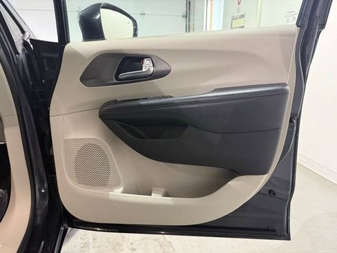 Used 2019 Chrysler Pacifica Limited w/ Tire & Wheel Group image 27