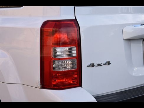 Used 2016 Jeep Patriot Latitude AWD/4WD image 46