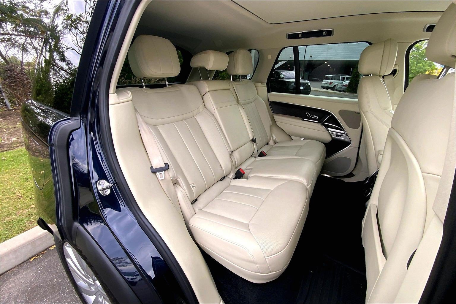 Certified 2024 Land Rover Range Rover SE AWD/4WD image 19