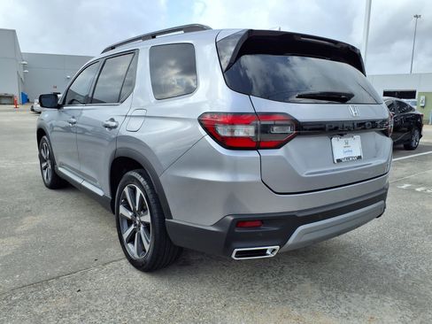 Used 2023 Honda Pilot Touring image 3