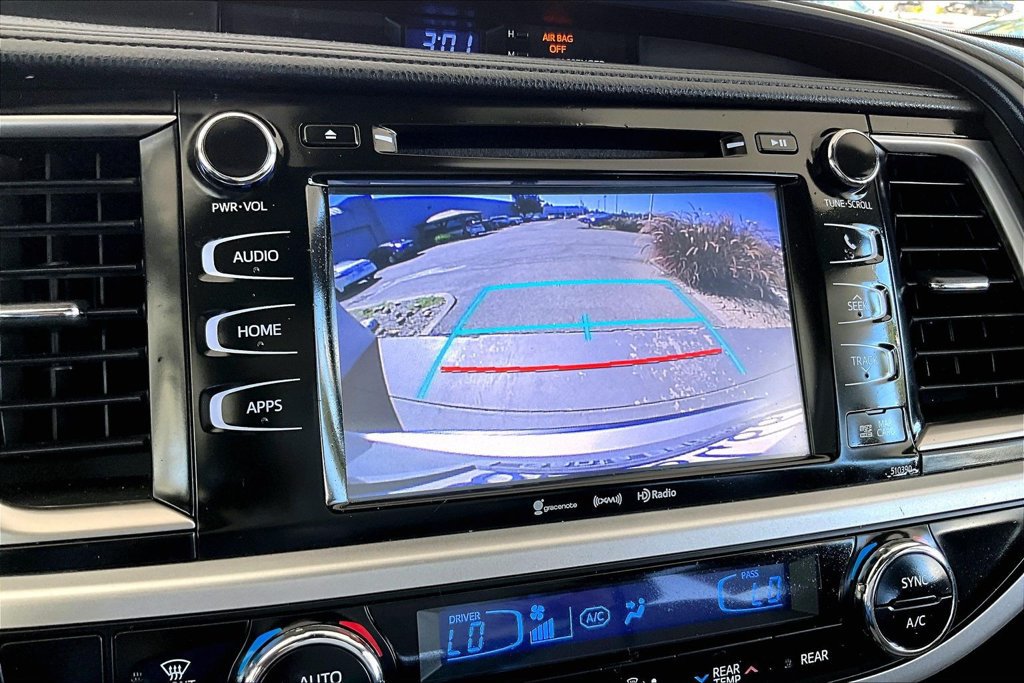 Used 2019 Toyota Highlander XLE w/ Carpet Mat Package (TMS) FWD image 14