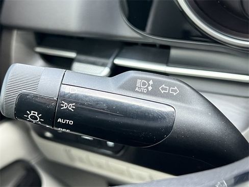 Used 2024 Kia Carnival EX image 20