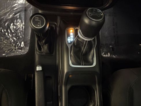 Used 2018 Jeep Wrangler Unlimited Sahara w/ Uconnect 4C Nav & Sound Group AWD/4WD image 24